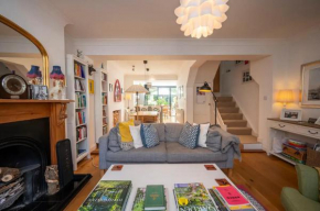 Pass the Keys Stylishly designed London Townhouse - Garden Oasis
